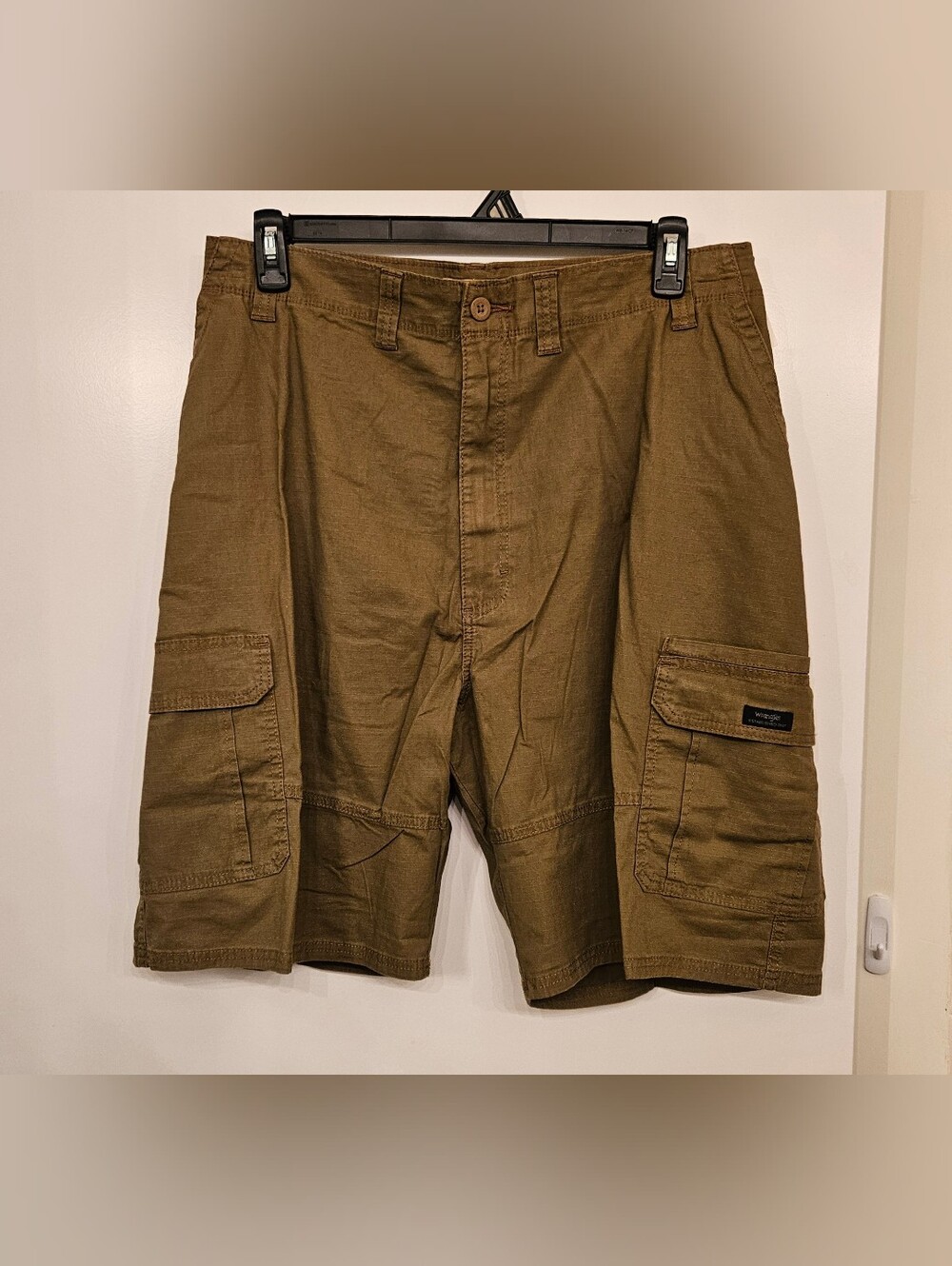NWT Wrangler Five Star Men Relaxed Fit Cargo Shorts 10" Inseam Size 48 Brown